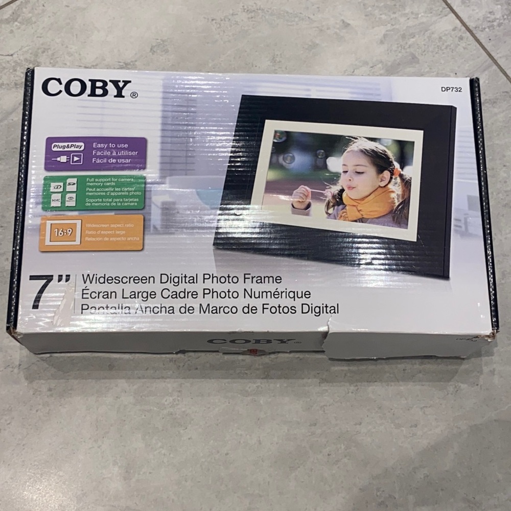 Coby 7” widescreen digital photo frame - NWT